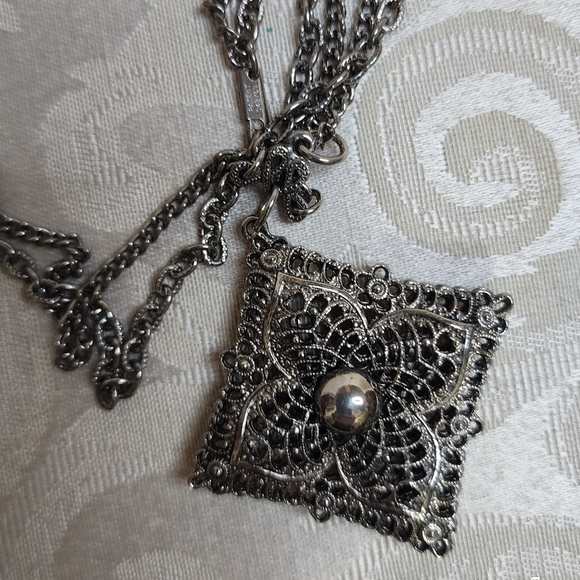 VINTAGE CELEBRITY Silver-Tone Filigree Double-Strand Pendant Necklace – Statemen - Picture 5 of 10